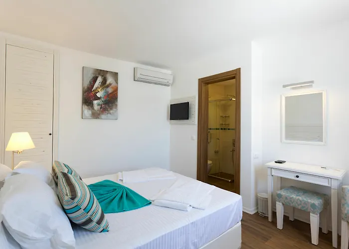 Poseidon Boutique And Yacht Club السليمية